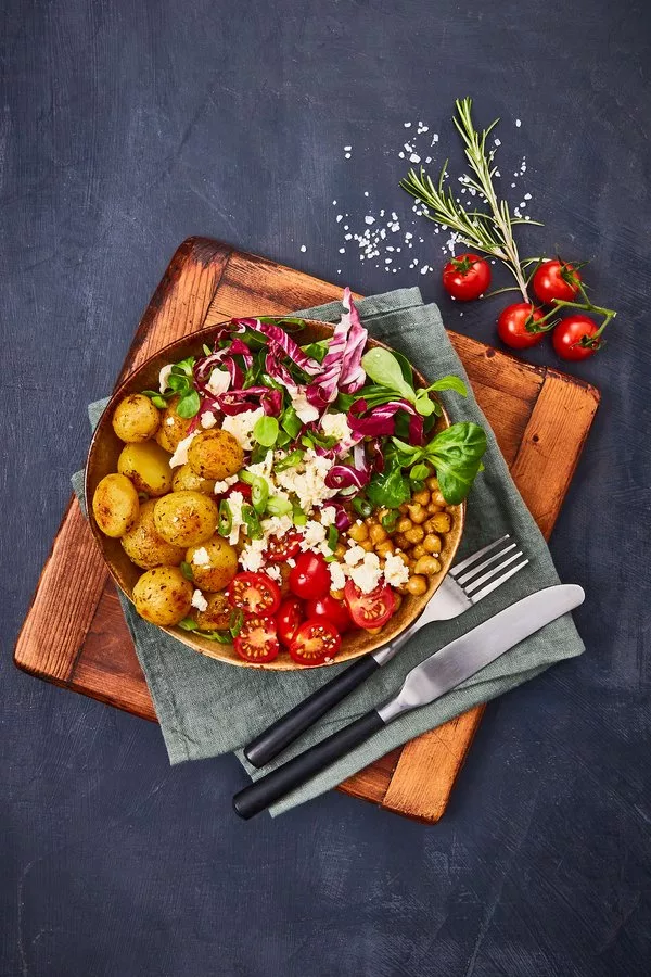 Mediterrane Salat-Rosmarinkartoffel-Bowl mit Fetakäse als leichte Hauptmahlzeit